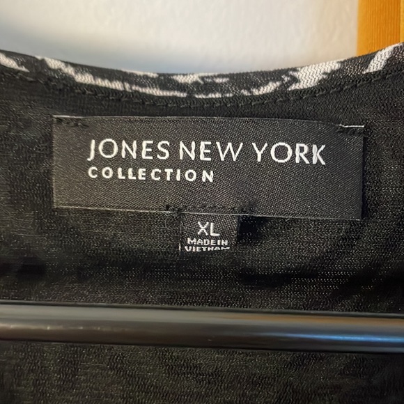 Jones New York collection XL black and white vneck faux wrap blouse - Picture 3 of 3